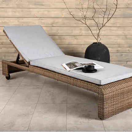 Udendørs spisebordssæt i skandinavisk design med flettede havestole og sort metalramme, placeret på en terrasse med udsigt over en sø. Perfekte havemøbler til dansk sommer, ideelle til hyggelige udendørs middage og som en del af moderne terrasseindretning.