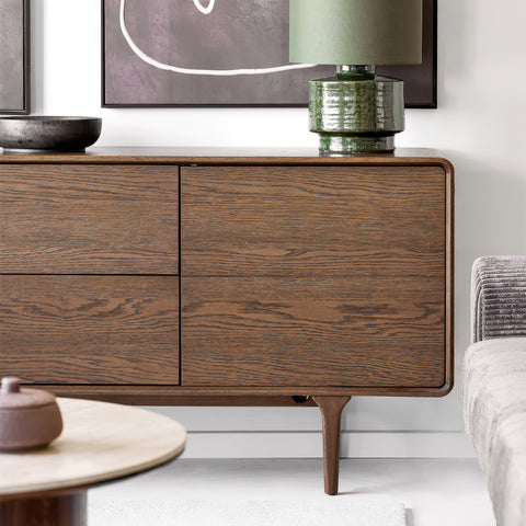 Rundt marmorbord og minimalistiske træstole i nordisk design.