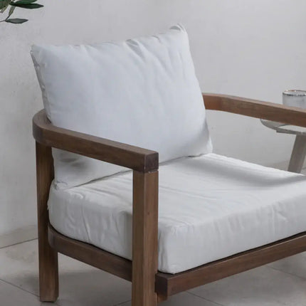 Farverige spisebordsstole i skandinavisk design, fremstillet med quiltet sæde og slanke ben. Tilgængelige i gule, beige, blå og sorte varianter, perfekte til at tilføje en farverig accent til spisestuen og tilpasset moderne dansk boligindretning.