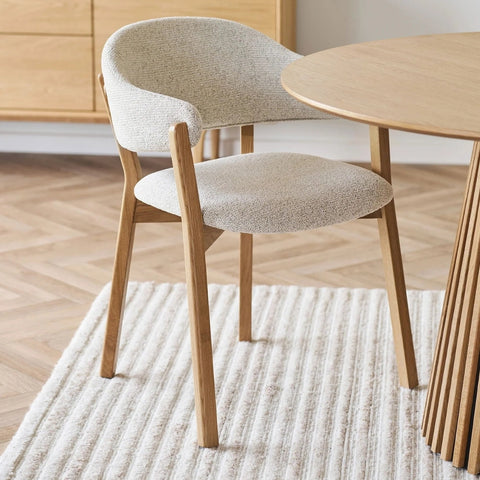 Spisebordssæt i skandinavisk design med flettede havestole