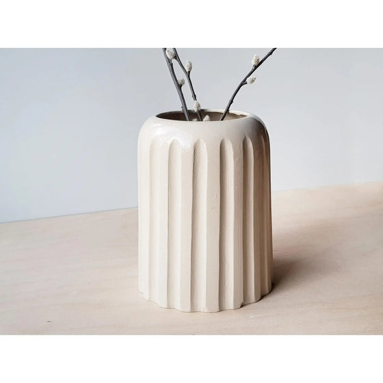 Groove Vase i Grå - Elegant og Tidssvarende Design