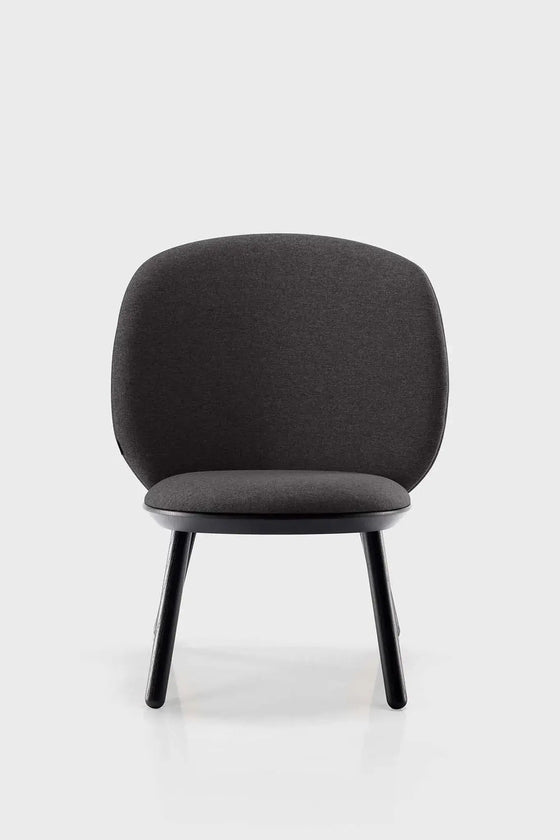 Naïve Low Chair – Naturlig Elegance og Komfort