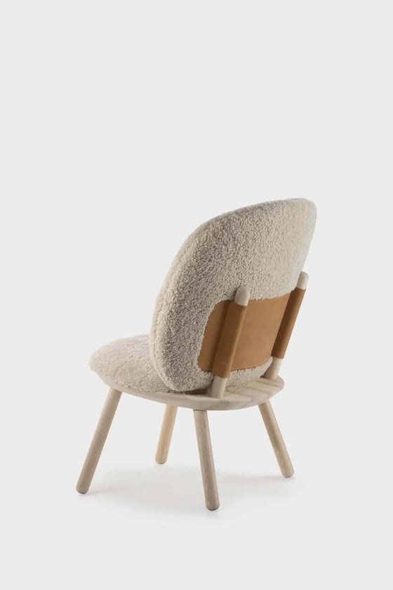 Naïve Low Chair – Naturlig Elegance og Komfort