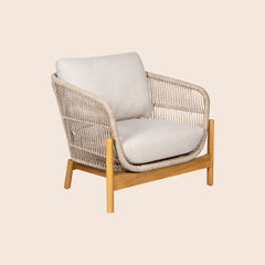 Udendørs sofa i naturfarver med armlæn i reb - stilfuldt havemøbel til terrassen.