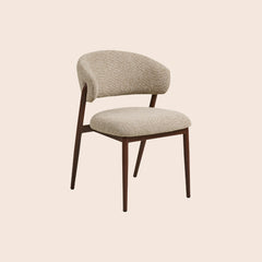 Spisestol i træ med sandfarvet sæde - minimalistisk design til spisestuen.