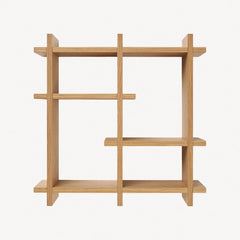 Væghængt reolsystem i lyst træ - stilren og funktionel opbevaringsløsning.