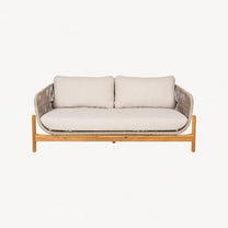 Udendørs sofa i naturfarver med armlæn i reb - stilfuldt havemøbel til terrassen.
