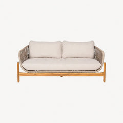 Udendørs sofa i naturfarver med armlæn i reb - stilfuldt havemøbel til terrassen.