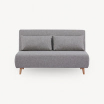Sovesofa i gråt stof med træben - praktisk møbel til soveværelset eller gæsteværelset.