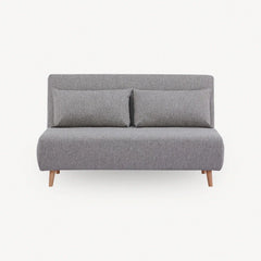 Sovesofa i gråt stof med træben - praktisk møbel til soveværelset eller gæsteværelset.