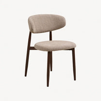Spisestol i træ med sandfarvet sæde - minimalistisk design til spisestuen.