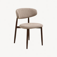 Spisestol i træ med sandfarvet sæde - minimalistisk design til spisestuen.