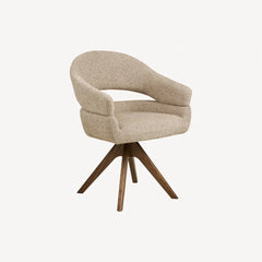 Spisestol i træ med sandfarvet sæde - minimalistisk design til spisestuen.