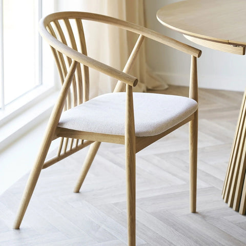 Spisebordssæt i skandinavisk design med flettede havestole